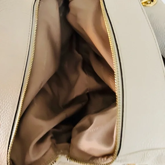 Elegant Cream Leather Shoulder Bag - Picture 6 of 7